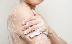 洗浄力の強いボディソープで洗う